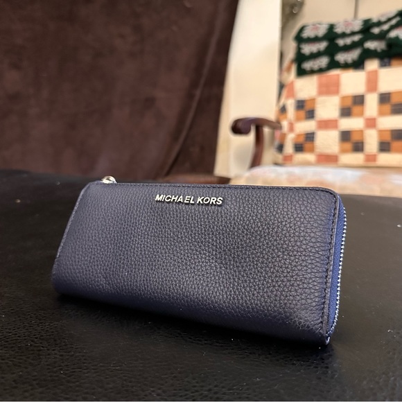 Michael Kors Jet Set Zip Wallet - Picture 2 of 11